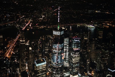 航空摄影的城市在夜间
